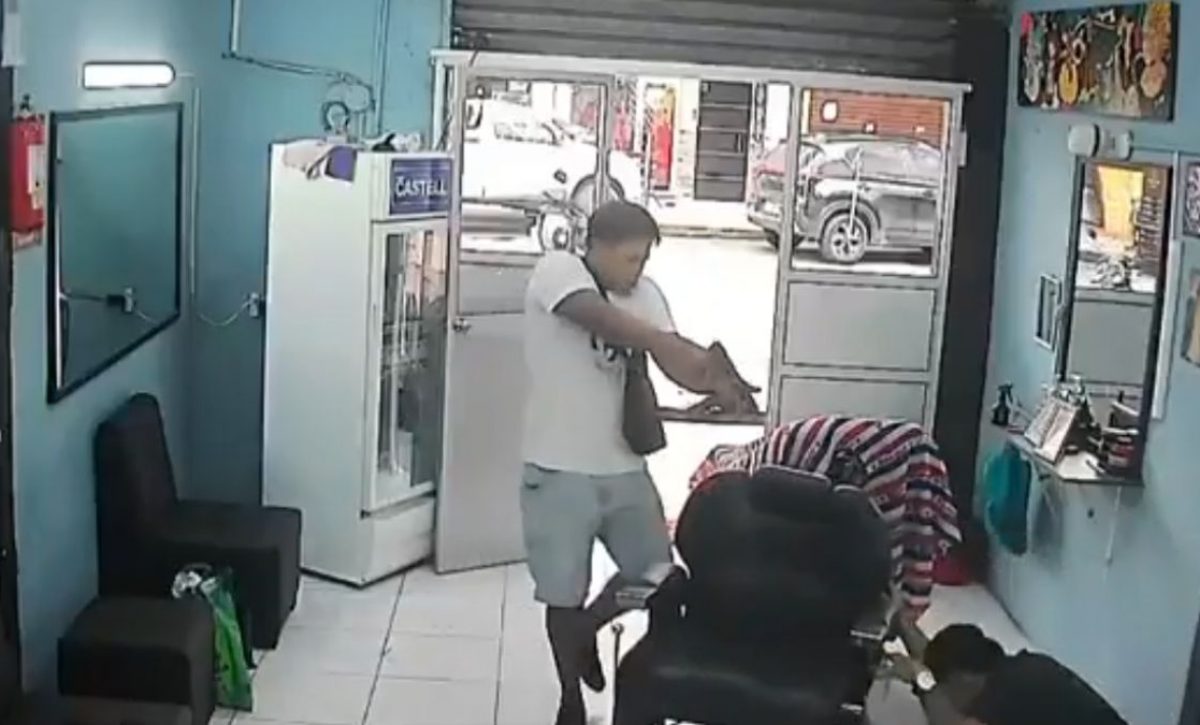 Video: Hombre armado quedó grabado cuando llegó para matar a un barbero en Quevedo, Los Ríos. (Redes sociales).