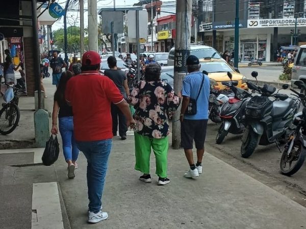 Actividad comercial por el Día de las Madres en Portoviejo