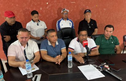 Más de 3.000 taxis paralizados en Manta por suspensión de matriculación y revisión vehicular