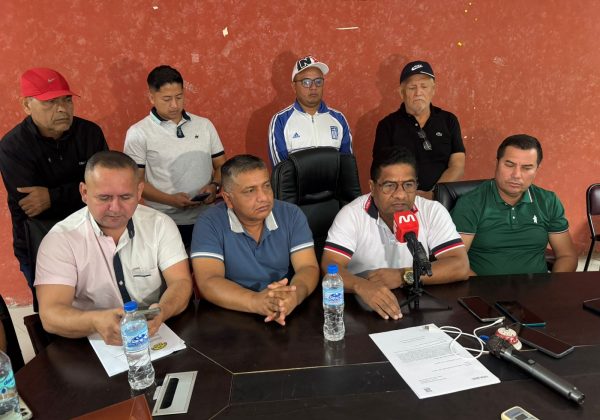 Más de 3.000 taxis paralizados en Manta por suspensión de matriculación y revisión vehicular