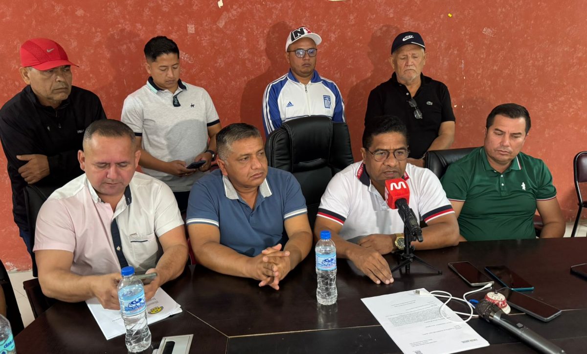 Más de 3.000 taxis paralizados en Manta por suspensión de matriculación y revisión vehicular