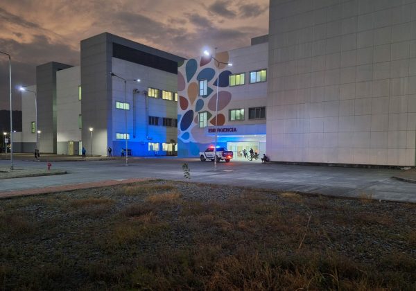 La víctima fue trasladada al Hospital de Especialidades Portoviejo donde minutos después del ataque falleció.