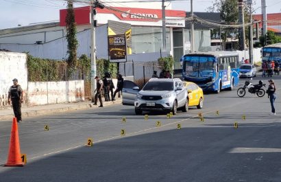 Ataque armado en Manta: un hombre asesinado, heridos y vehículos impactados por disparos
