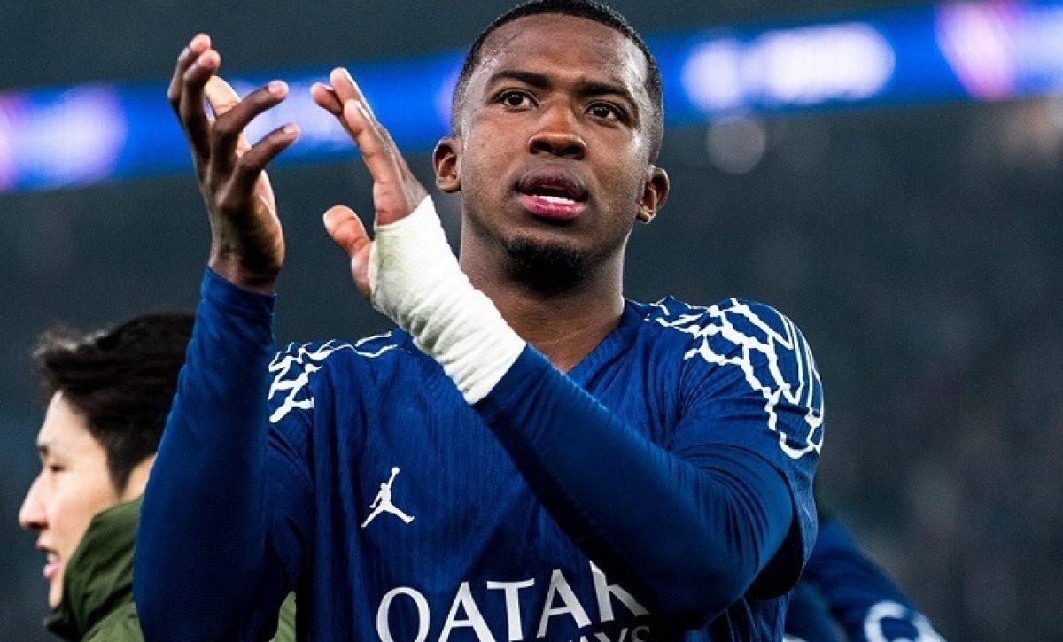 Willian Pacho entre los mejores jugadores de la Ligue 1.