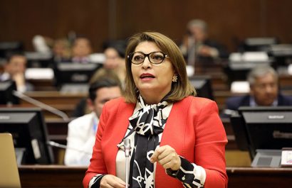 Wilma Andrade recibe condecoración nacional por su trayectoria diplomática
