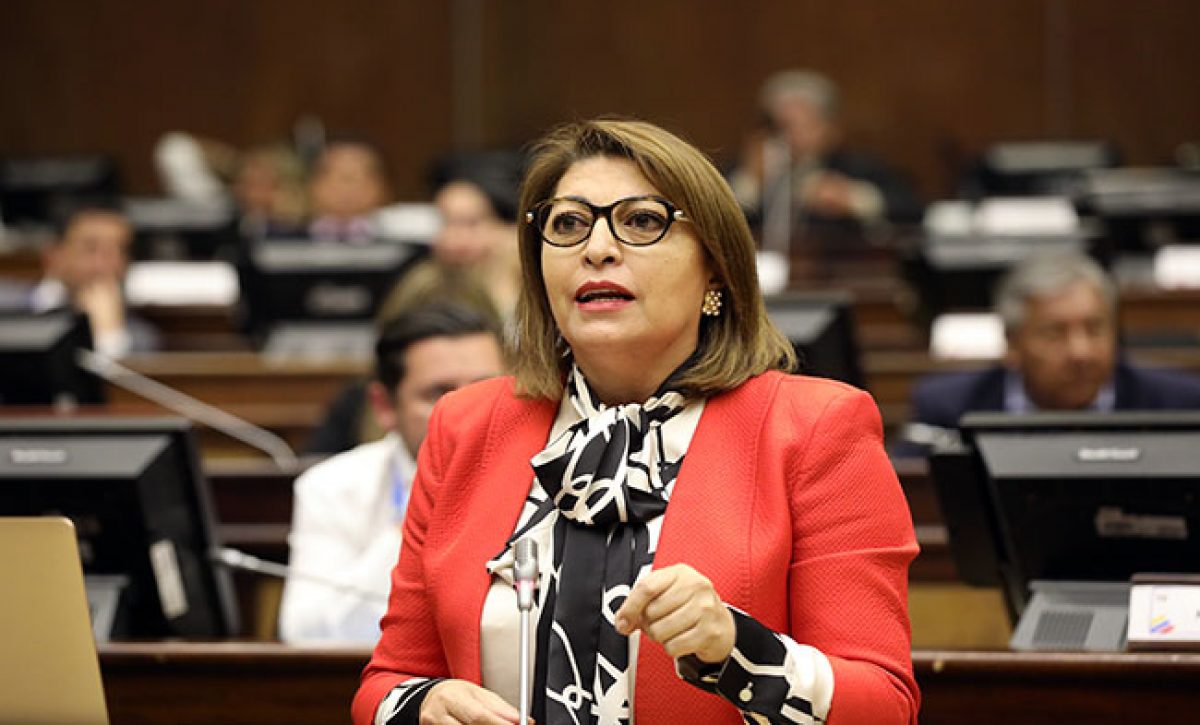 Wilma Andrade recibe condecoración nacional por su trayectoria diplomática