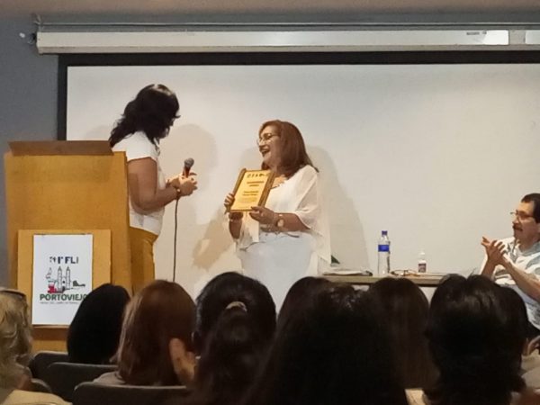 Ximena Mendoza es licenciada en Trabajo Social y autora de varios poemarios reconocidos en el ámbito nacional.