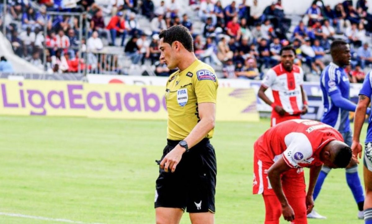 Yerson Zambrano expulsó a dos jugadores del Técnico Universitario ante Emelec