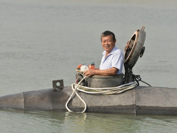 Zhang Shengwu, un agricultor chino, de 60 años, y residente de la aldea de Zhangdu, ha construido con éxito su propio submarino casero.