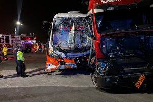 Tragedia en la vía a Montecristi: choque mortal entre bus y camión.