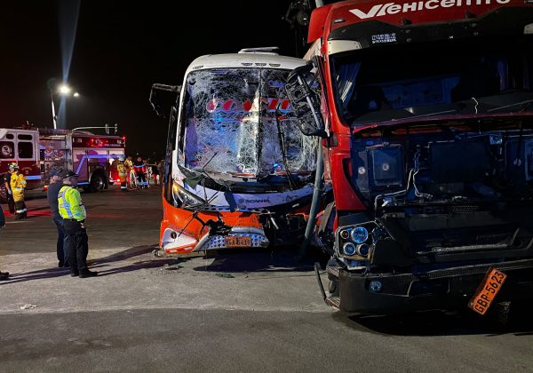 Tragedia en la vía a Montecristi: choque mortal entre bus y camión.