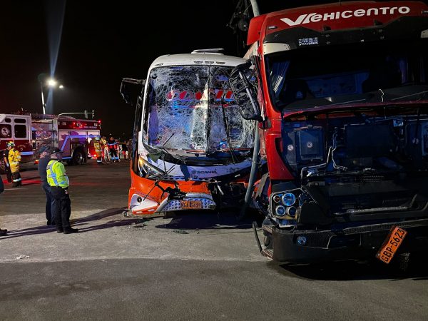 Tragedia en la vía a Montecristi: choque mortal entre bus y camión.