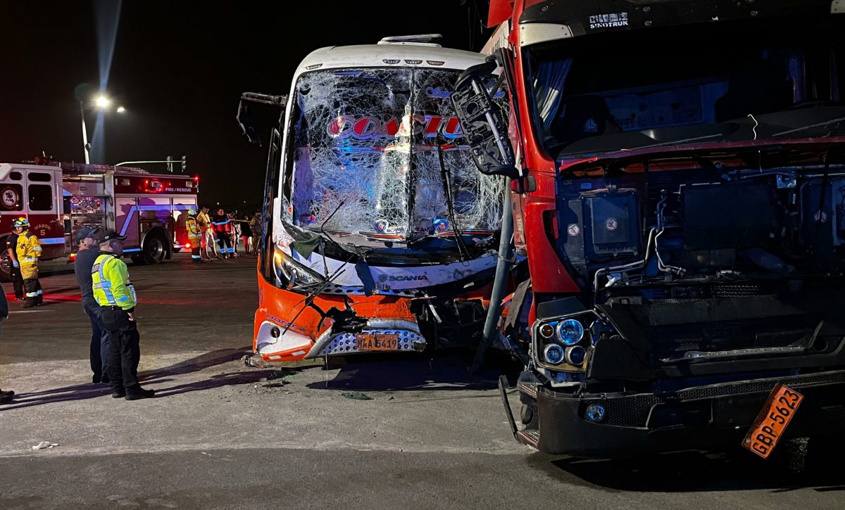 Tragedia en la vía a Montecristi: choque mortal entre bus y camión.