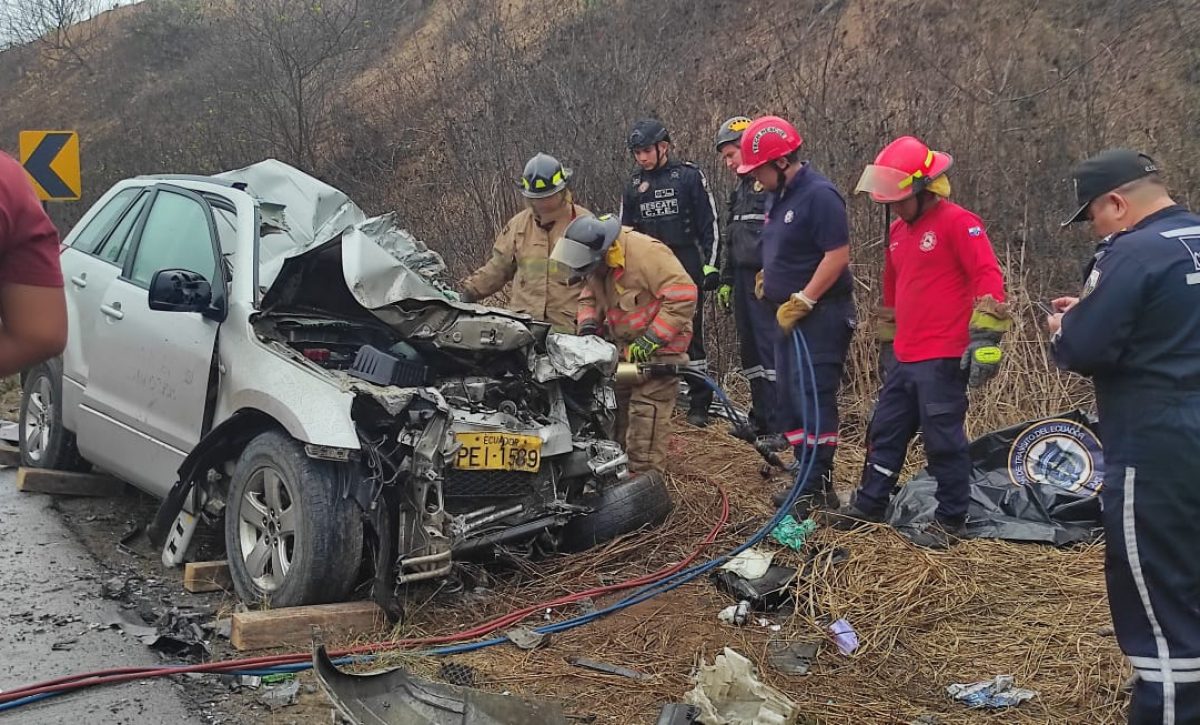 accidente-de-transito-deja-un-muerto-y-un-herido-en-la-via-manta-rocafuerte-1