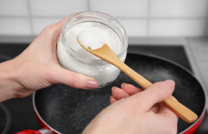 El aceite de coco es el ingrediente natural que está transformando la cocina diaria en muchos hogares