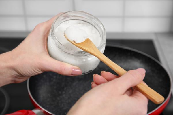 El aceite de coco es el ingrediente natural que está transformando la cocina diaria en muchos hogares