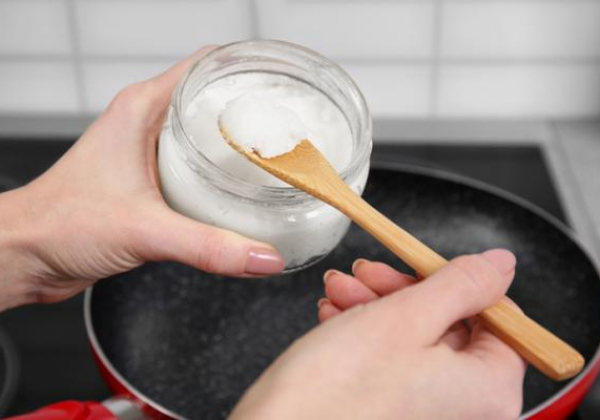 El aceite de coco es el ingrediente natural que está transformando la cocina diaria en muchos hogares