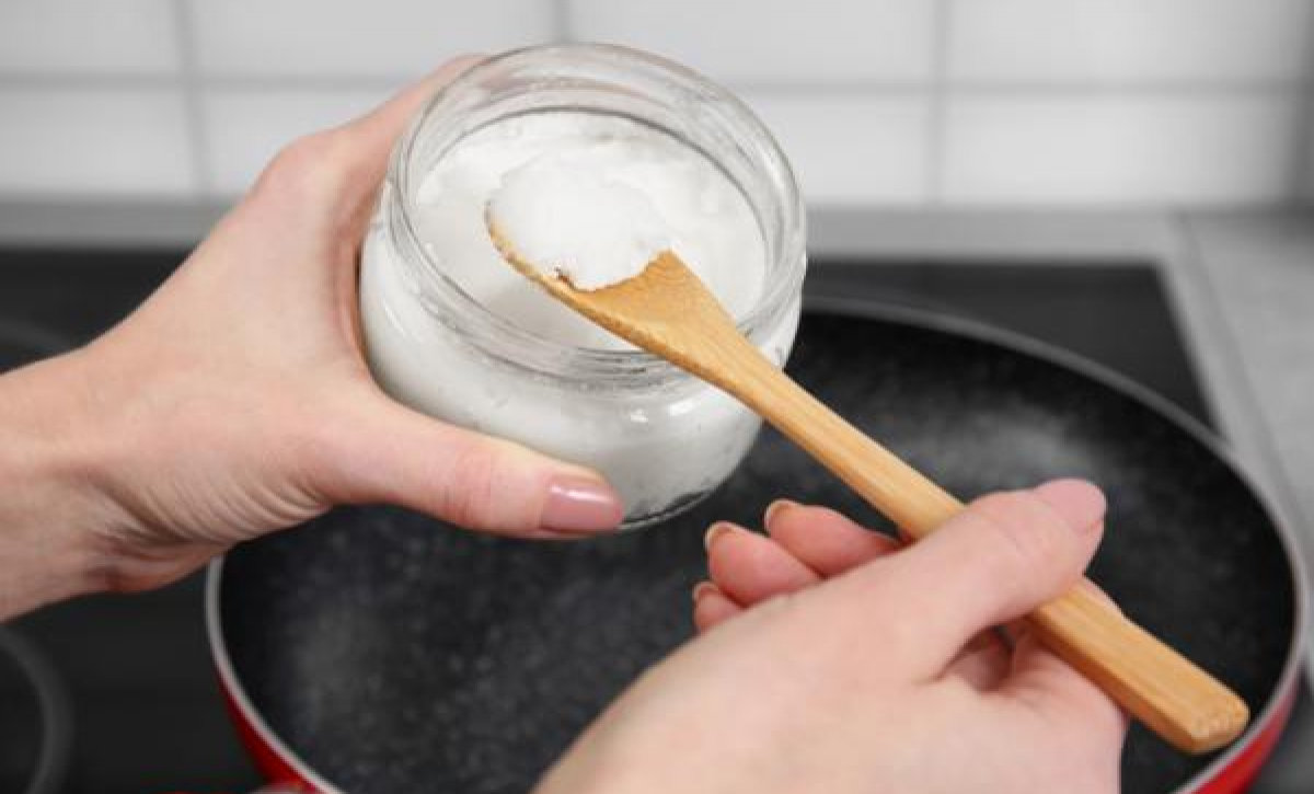 El aceite de coco es el ingrediente natural que está transformando la cocina diaria en muchos hogares