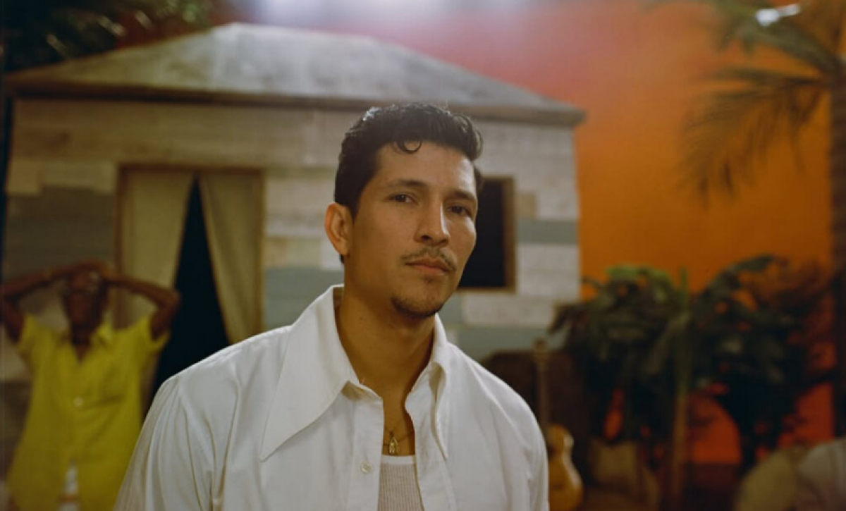 Danny Ramírez protagoniza el nuevo videoclip de Karol G inspirado en el cine mexicano
