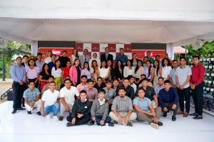 Estudiantes del programa de agro ‘Herederos en el Campo’ junto a autoridades de Gobierno, la Escuela Superior Politécnica del Litoral (ESPOL) y ejecutivos de Nestlé.