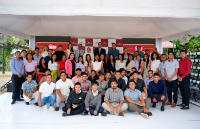 Estudiantes del programa de agro ‘Herederos en el Campo’ junto a autoridades de Gobierno, la Escuela Superior Politécnica del Litoral (ESPOL) y ejecutivos de Nestlé.