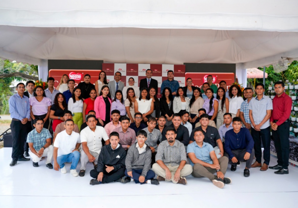 Estudiantes del programa de agro ‘Herederos en el Campo’ junto a autoridades de Gobierno, la Escuela Superior Politécnica del Litoral (ESPOL) y ejecutivos de Nestlé.