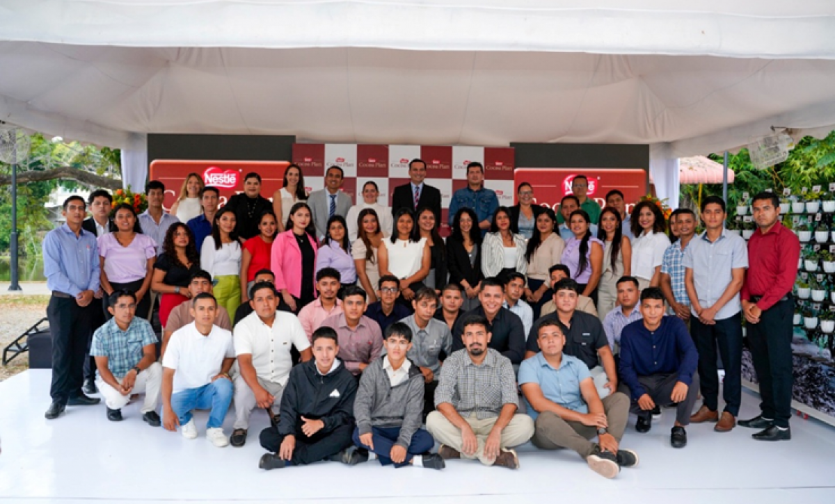 Estudiantes del programa de agro ‘Herederos en el Campo’ junto a autoridades de Gobierno, la Escuela Superior Politécnica del Litoral (ESPOL) y ejecutivos de Nestlé.