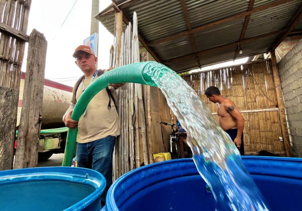 En Manta es frecuente que algunos sectores sufran desabastecimiento de agua a través de la red; en esos casos, la opción es obtener el líquido a través de tanqueros.