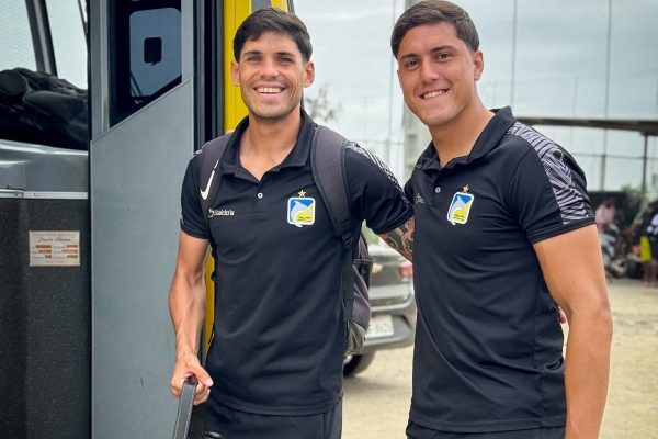 El defensa argentino Mateo Burdisso (der) será baja en Delfín SC por acumulación de tarjetas amarillas. FOTO: DelfinSC.