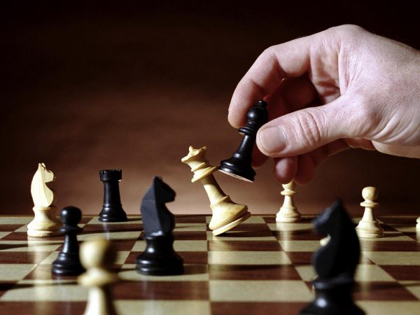 Talibanes prohíben el ajedrez en Afganistán por considerarlo juego de apuestas