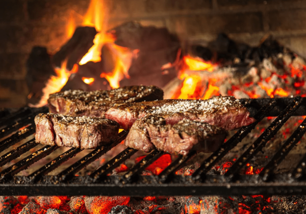 ¿Comer carne asada te puede enfermar? Esto dicen los expertos