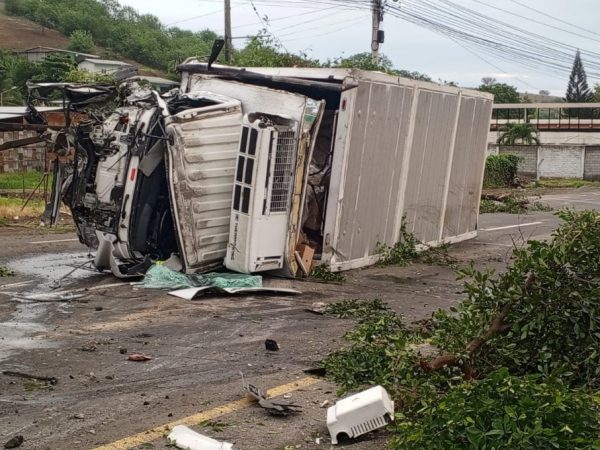 al-conductor-del-camion-accidentado-lo-trasladaron-hasta-una-casa-de-salud-de-portoviejo-ya-que-presentaba-varias-heridas