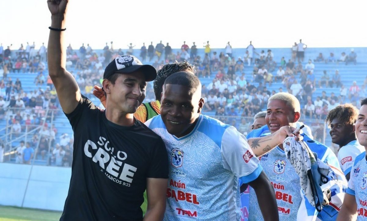 al-tecnico-manabita-efren-cachorro-mera-lo-quieren-en-peru-tambien-dos-equipos-ambatenos-se-han-fijado-en-el