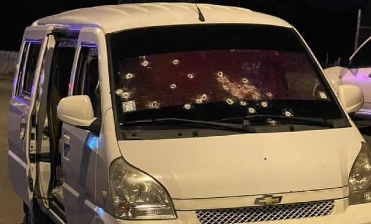 alex-guevara-director-de-la-carcel-de-sucumbios-murio-tras-ser-baleado-mientras-se-desplazaba-en-una-buseta-de-color-blanco