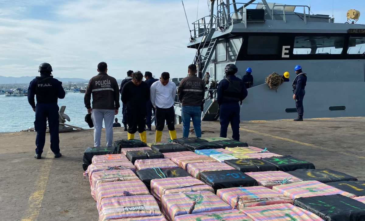 armada-incauta-droga-a-400-millas-nauticas-de-manta