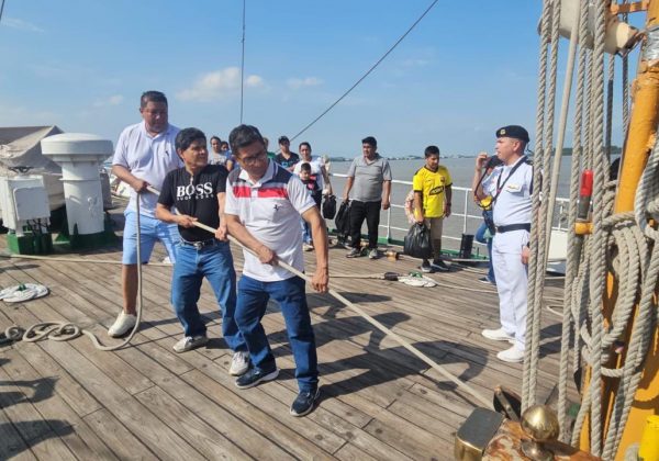Los recorridos guiados en el buque ofrecen una ventana al pasado y presente de la Armada ecuatoriana.