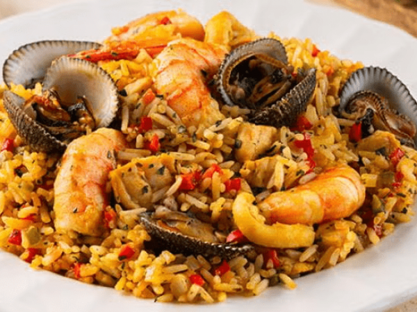 El arroz marinero, una receta emblemática de la cocina costeña de Ecuador