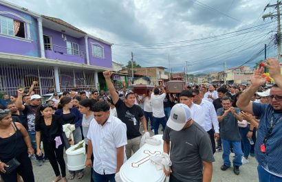 asi-fue-el-ultimo-adios-a-la-familia-que-murio-durante-deslizamiento-de-tierra-en-portoviejo-manabi