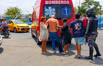 Bomberos ejecutan un protocolo de seguridad para llegar a una escena de crimen violento.