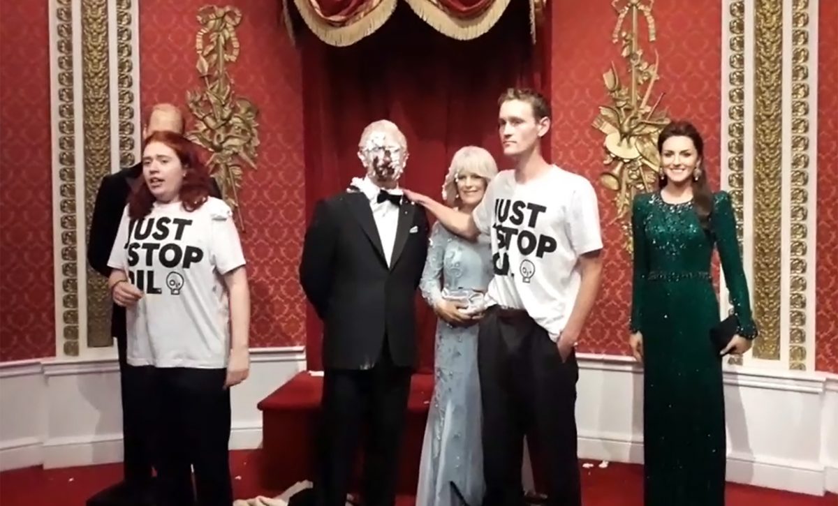 Activistas arrojan tartas al rostro de la figura de cera de Carlos III