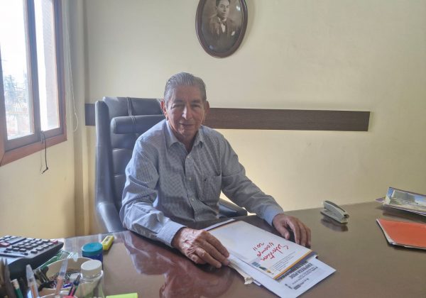 César Delgado Otero, nacido en Manta en 1933, es un ingeniero civil que cursó sus estudios superiores en Estados Unidos.