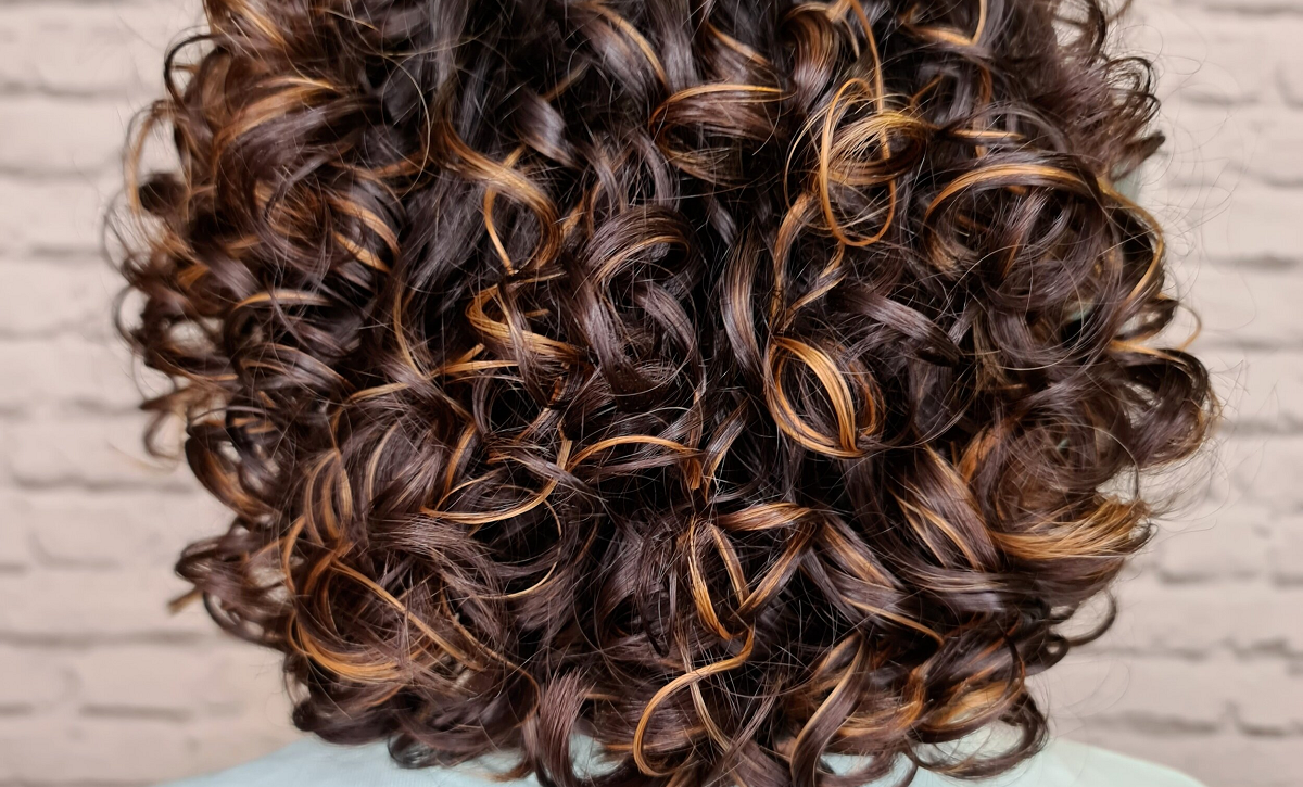 Descubre cómo cuidar tu cabello rizado y evitar el frizz en simples pasos