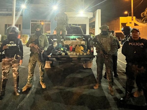 camuflados-entre-varias-canastas-navidenas-agentes-de-la-policia-nacional-encontraron-145-mil-dolares-en-efectivo