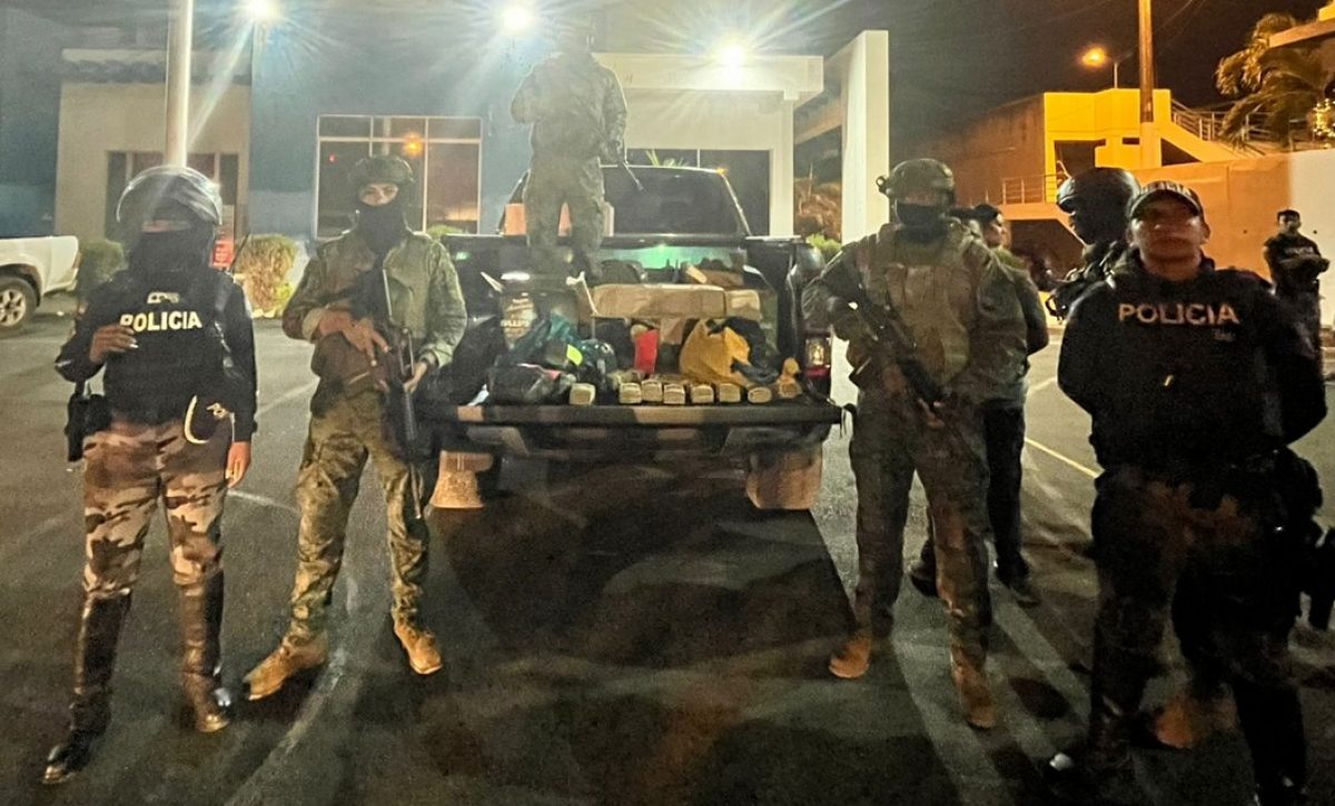 camuflados-entre-varias-canastas-navidenas-agentes-de-la-policia-nacional-encontraron-145-mil-dolares-en-efectivo
