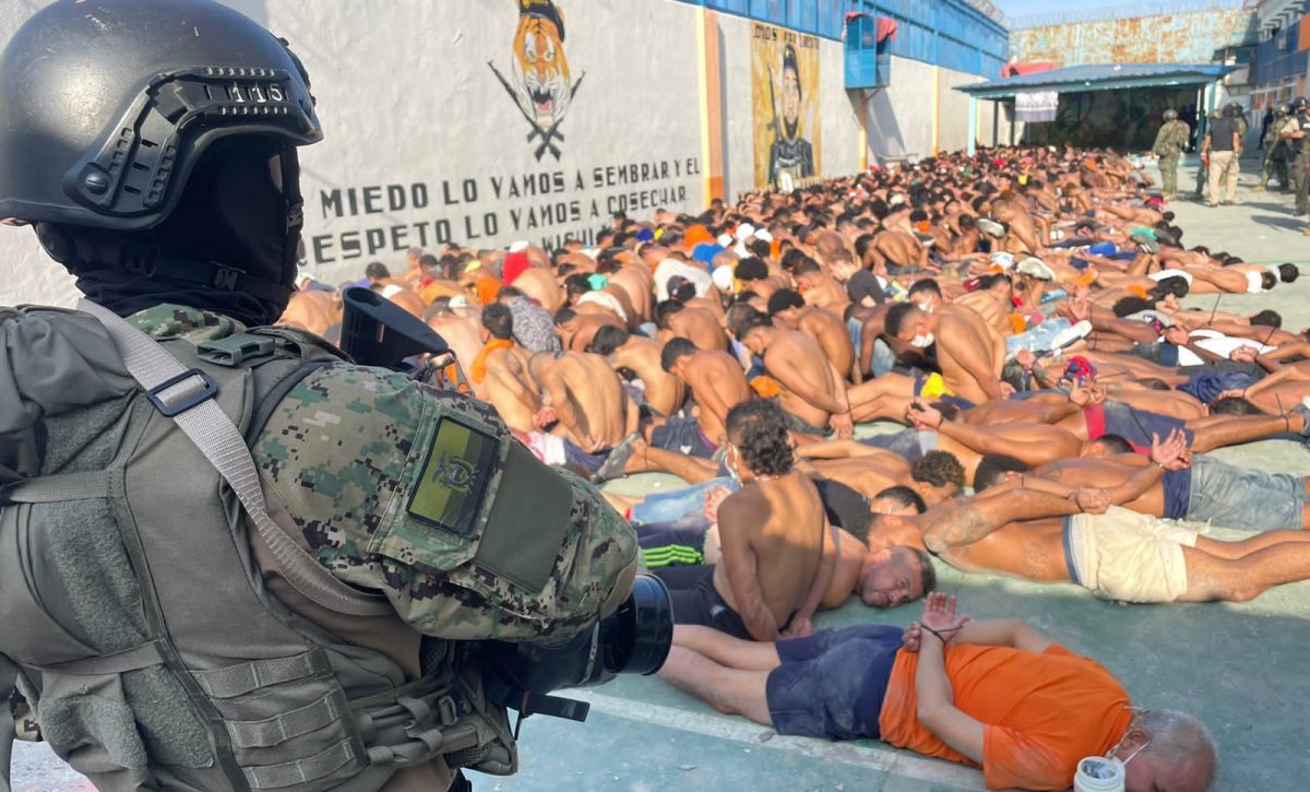 Unos 2.700 miembros de la Policía y las Fuerzas armadas logran tomar el control en cárcel de Ecuador