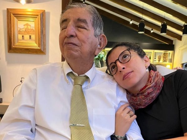 Silvana Delgado Andrade, quien se encuentra de vacaciones en Ecuador, en una foto junto a su abuelo César Delgado Otero.