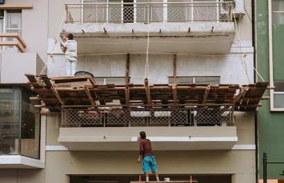 Pintores y maestros trabajan en la renovación urbana de Guayaquil.