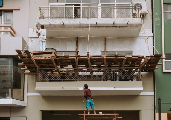 Pintores y maestros trabajan en la renovación urbana de Guayaquil.