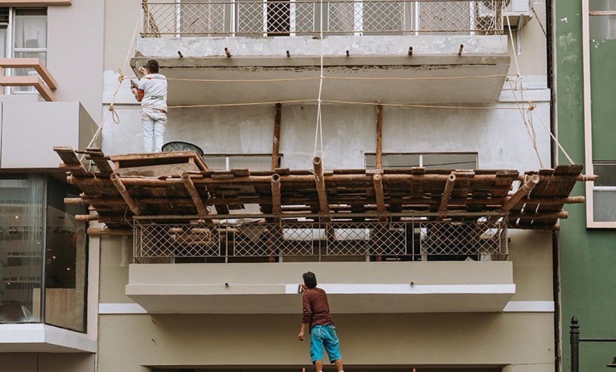 Pintores y maestros trabajan en la renovación urbana de Guayaquil.