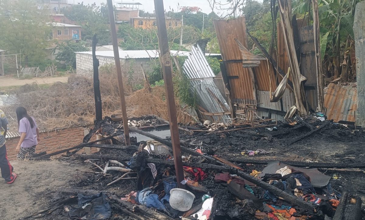 Una vivienda de construcción mixta se incendió en Manta mientras dos niños dormían en su interior.